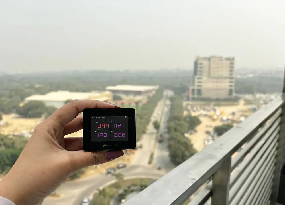 Pocket PM2.5 monitor capturing air pollution in the air