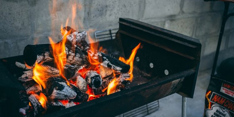 Connection between burning of solid fuel and indoor air pollution. Explained